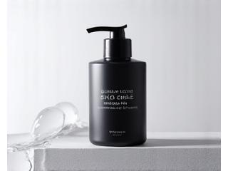 サクラエッセンス メンズ フェイスウォッシュの製品ボトル。ミニマルで洗練されたデザイン。